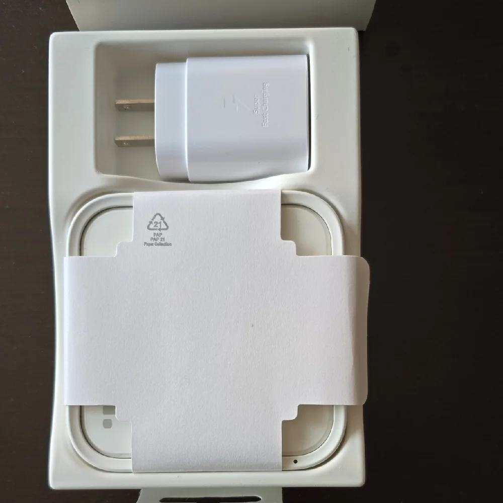 Samsung White Wireless Charger with Adapter